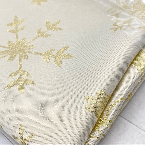 EUC LAVIN Gold Shimmer Snowflake Christmas Winter Tablecloth 104x60 - Picture 9 of 16